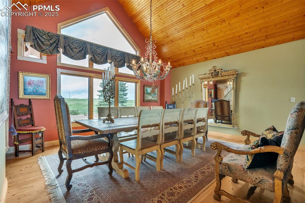 Image 14 of 50: Dining Area