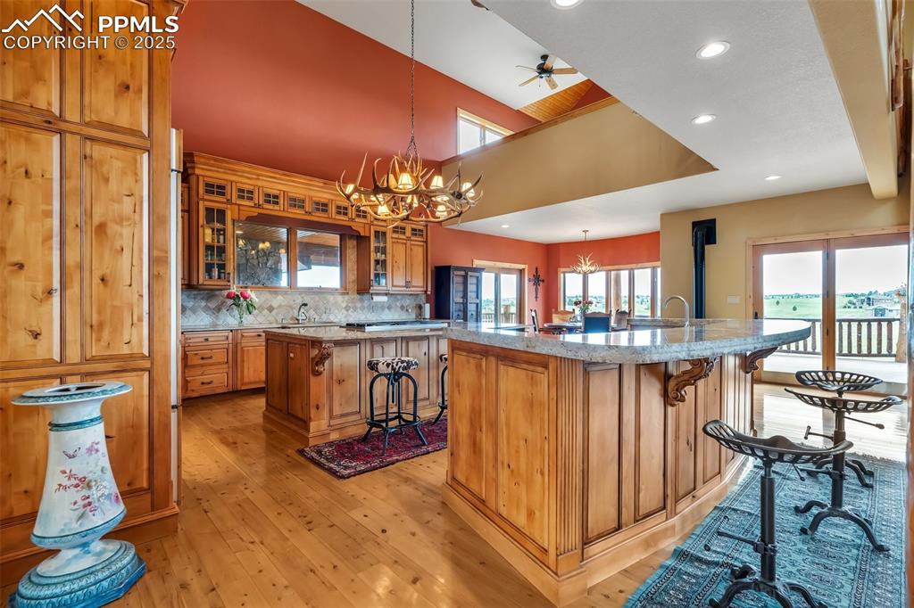 Image 15 of 50: Kitchen