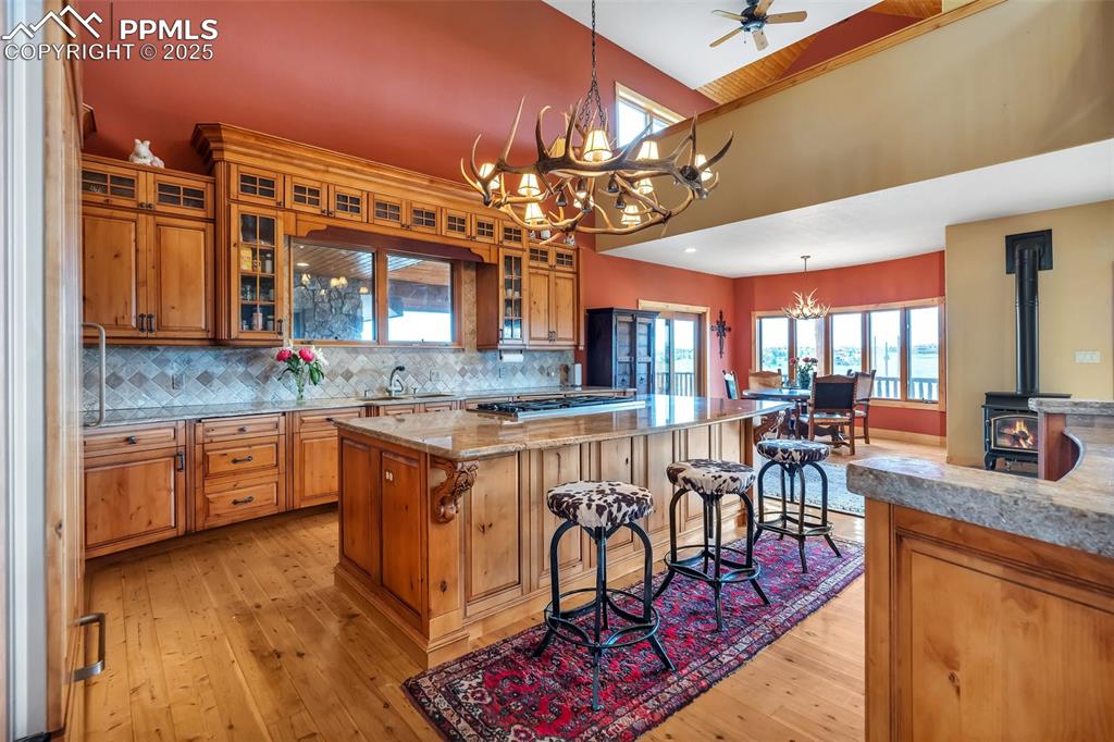 Image 16 of 50: Kitchen