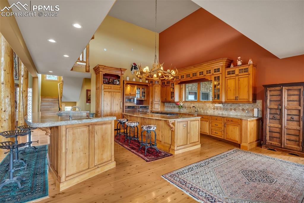 Image 18 of 50: Kitchen