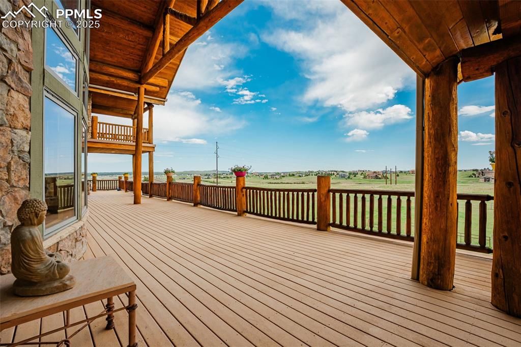 Image 20 of 50: Deck