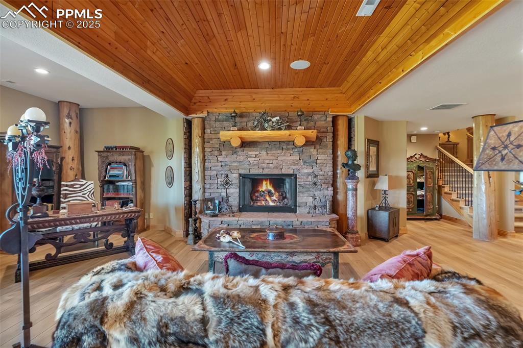 Image 32 of 50: Family Room