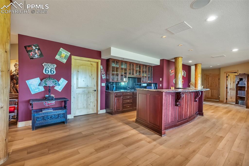 Image 34 of 50: Wet bar. 
