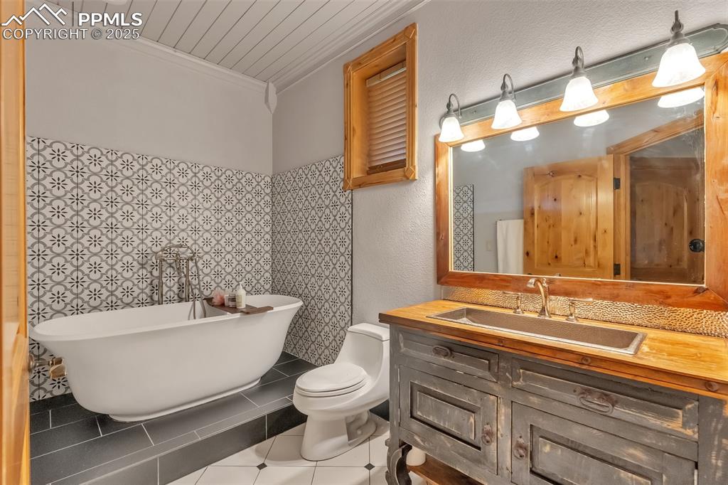 Image 41 of 50: Bathroom
