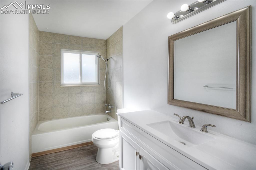 Image 13 of 14: Bathroom