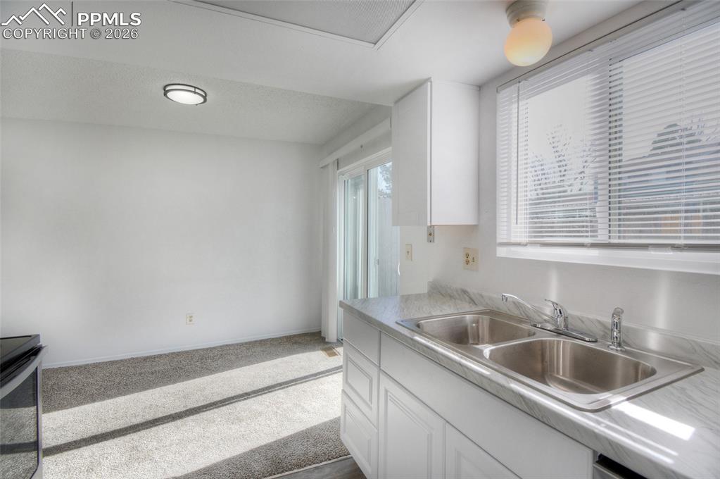 Image 7 of 14: Kitchen