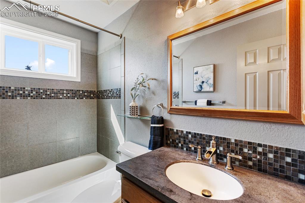 Image 33 of 49: Bathroom