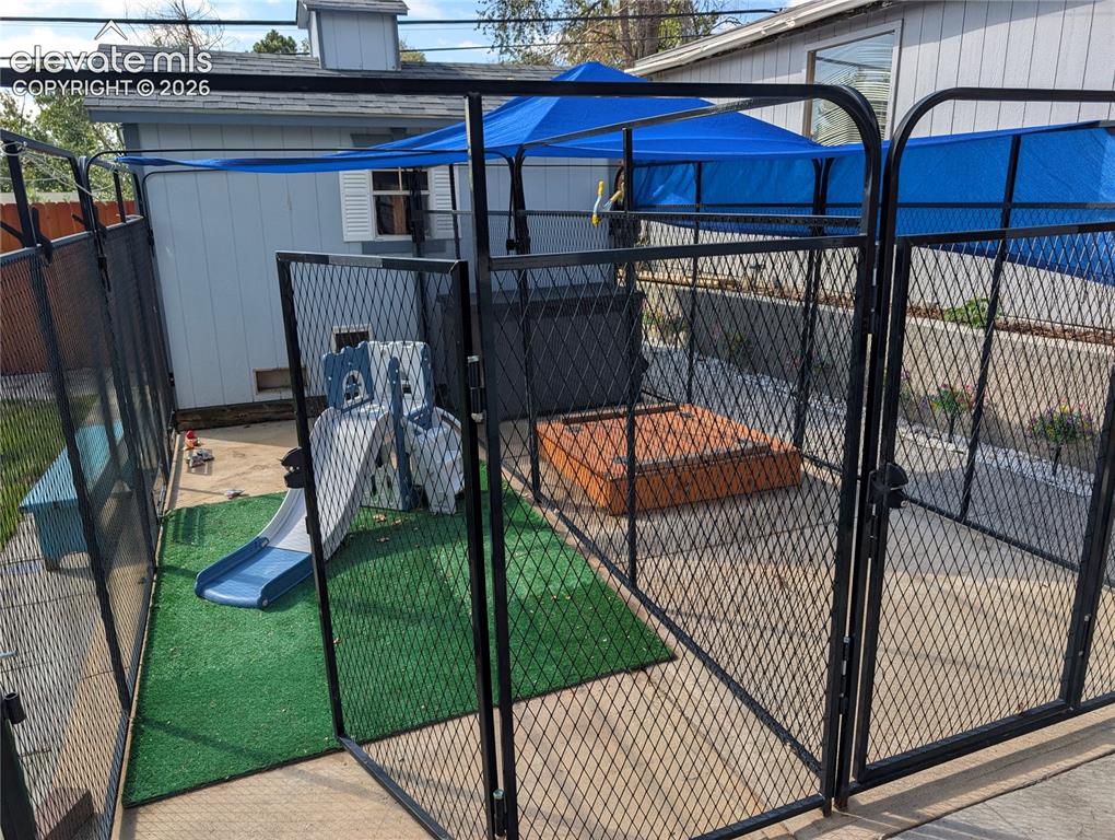 Image 15 of 20: Insulated kennel/shed with two dog runs