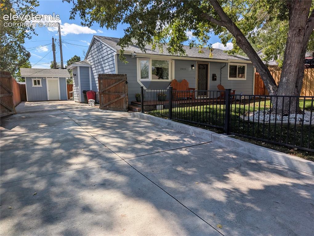 Image 17 of 20: Large Parking/Driveway
