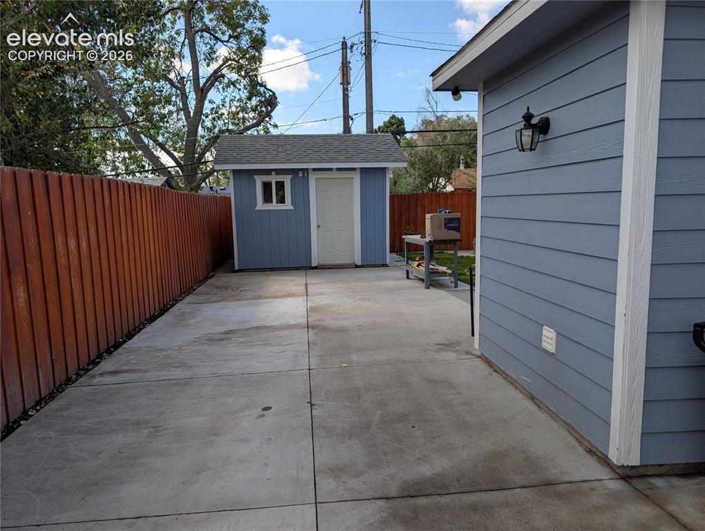 Image 18 of 20: Driveway and shed
