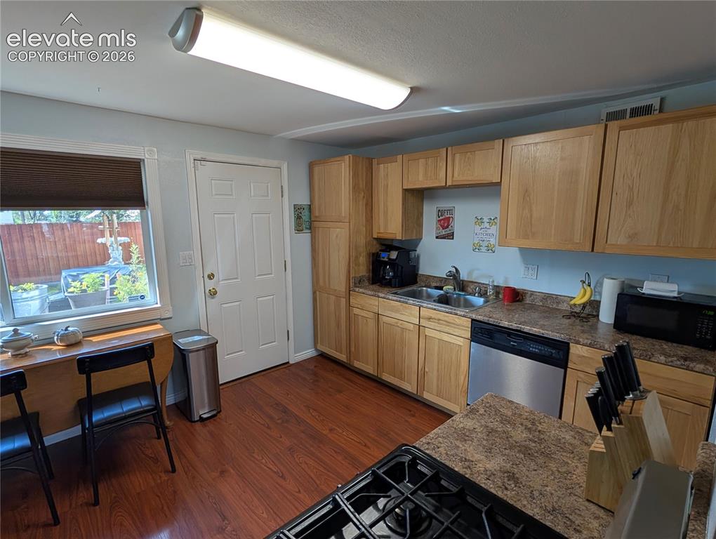 Image 4 of 20: Walkout from kitchen to backyard
