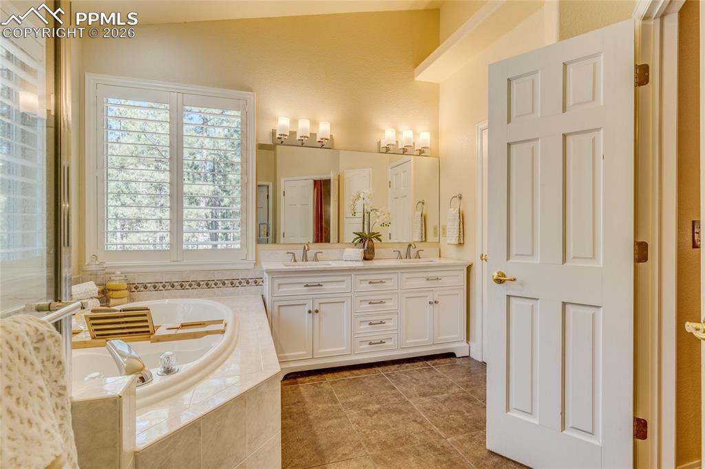 Image 20 of 50: Beautiful primary bathroom.