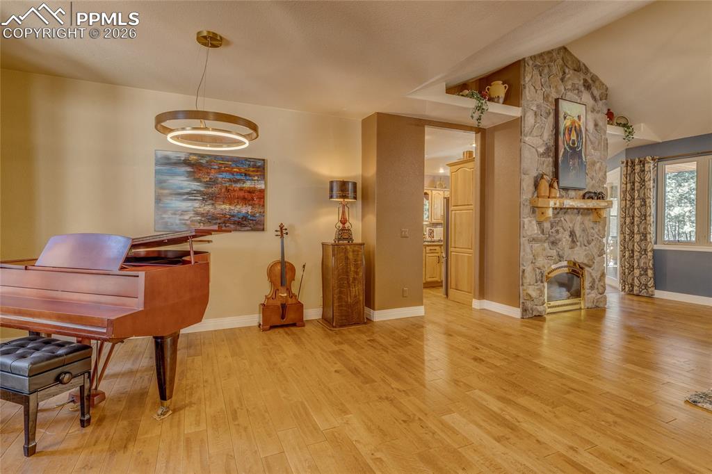 Image 4 of 50: Entry you have a space for your grand piano and music area or you can use i