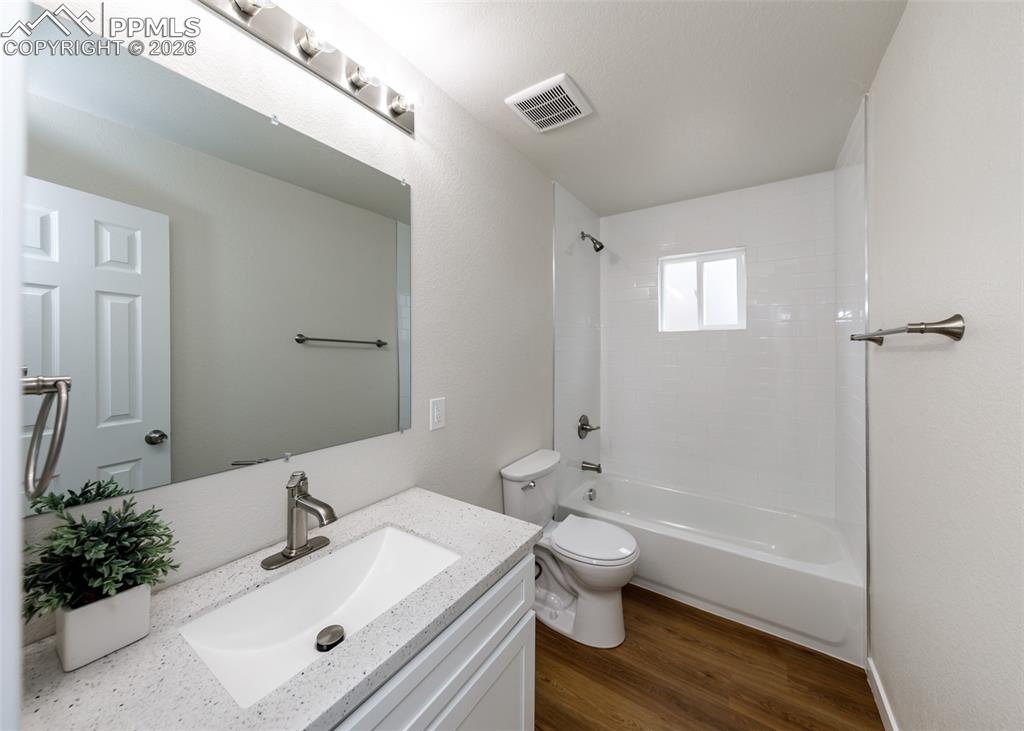 Image 17 of 50: Bathroom