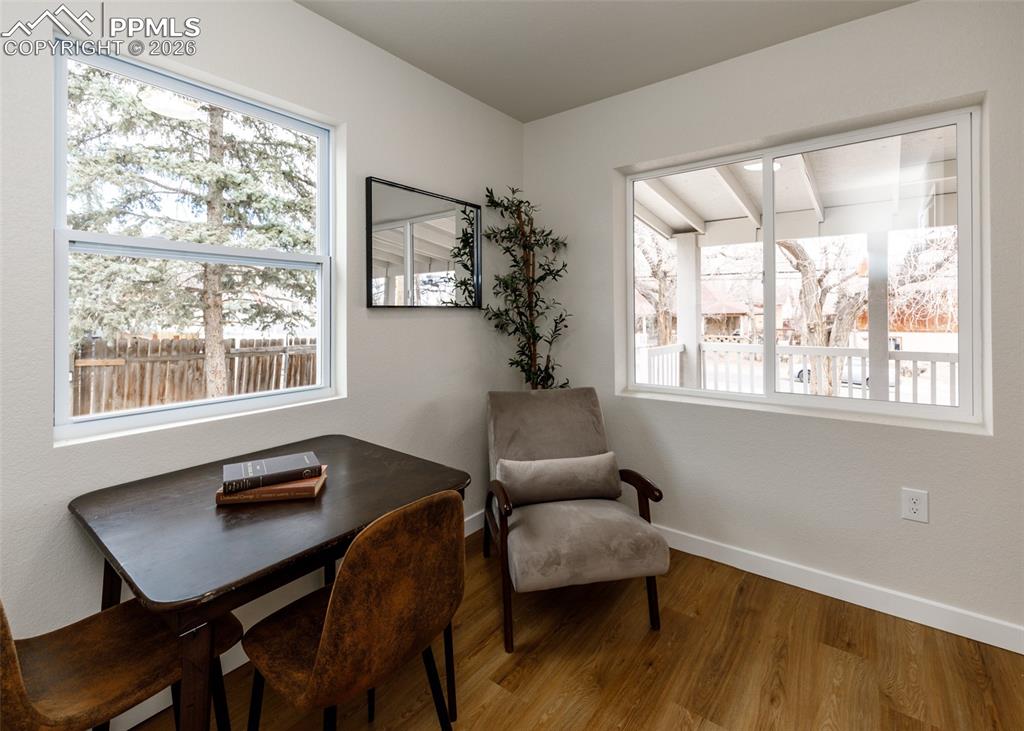 Image 21 of 50: Dining Area