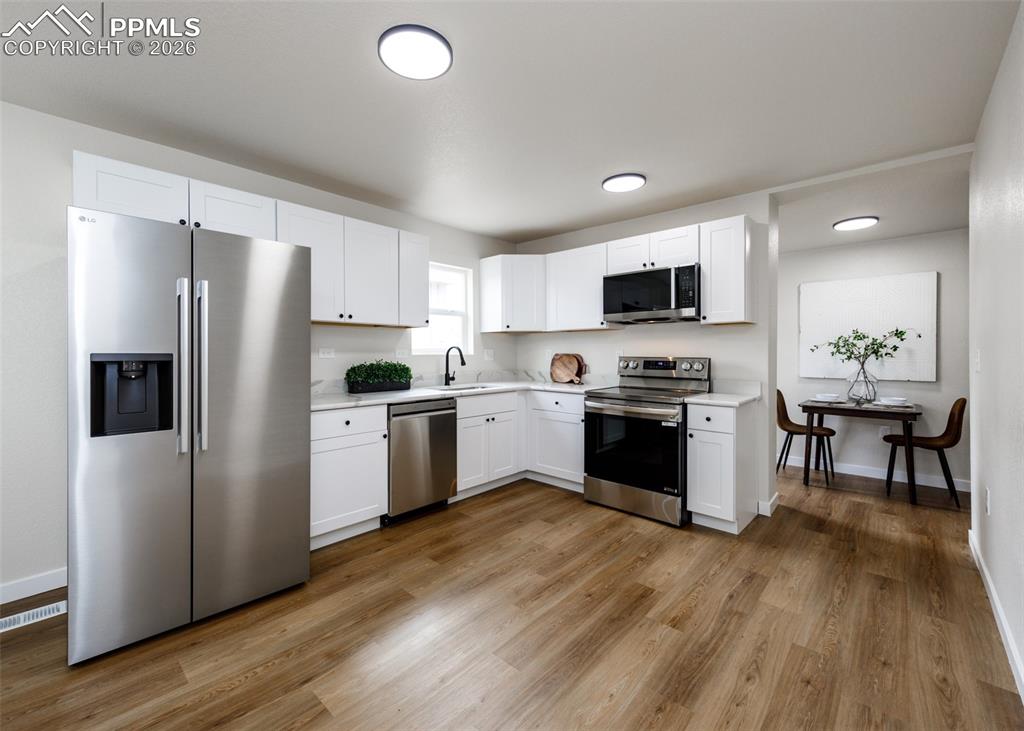 Image 23 of 50: Kitchen