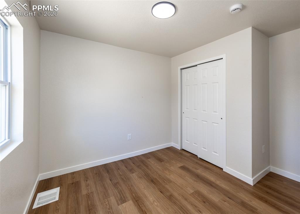 Image 31 of 50: Bedroom