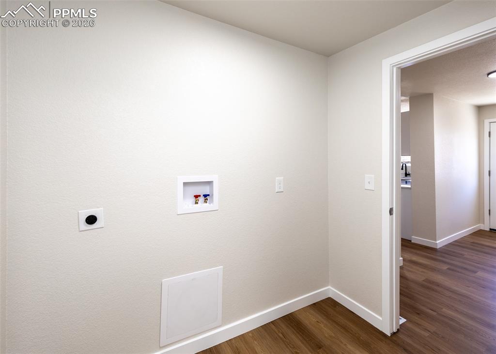 Image 33 of 50: Laundry