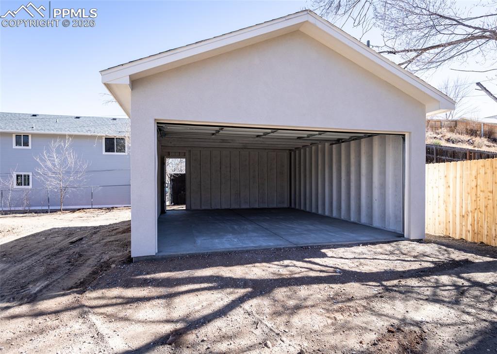 Image 46 of 50: Garage