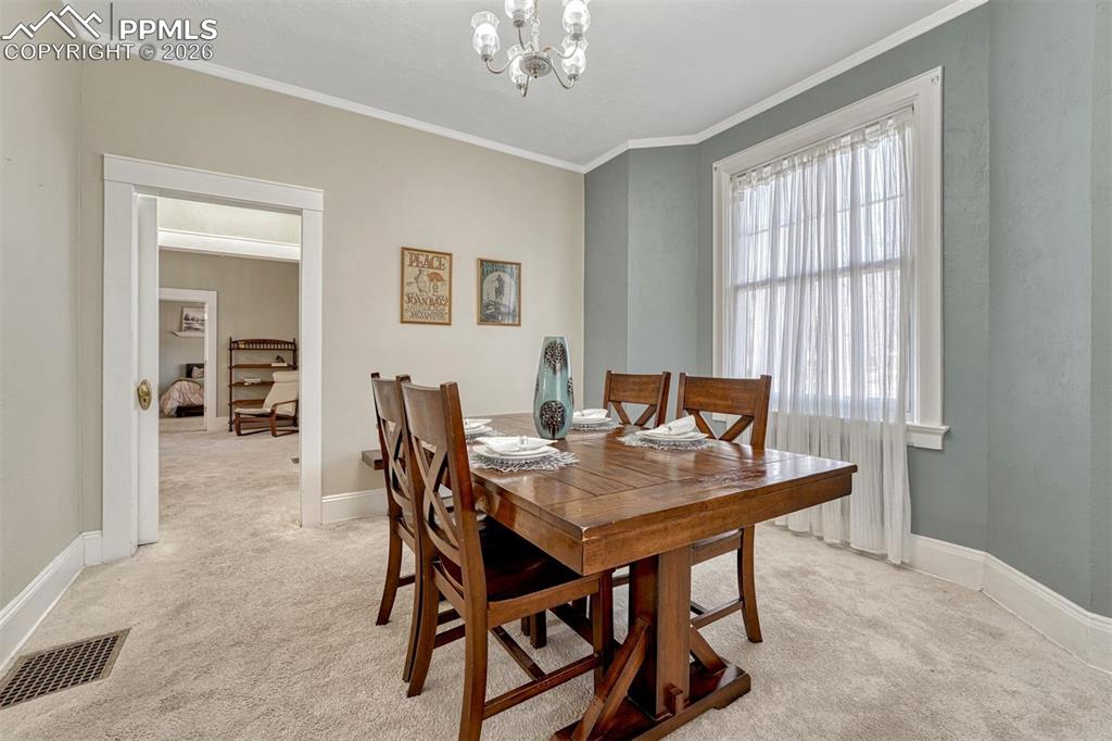 Image 14 of 46: Dining Area