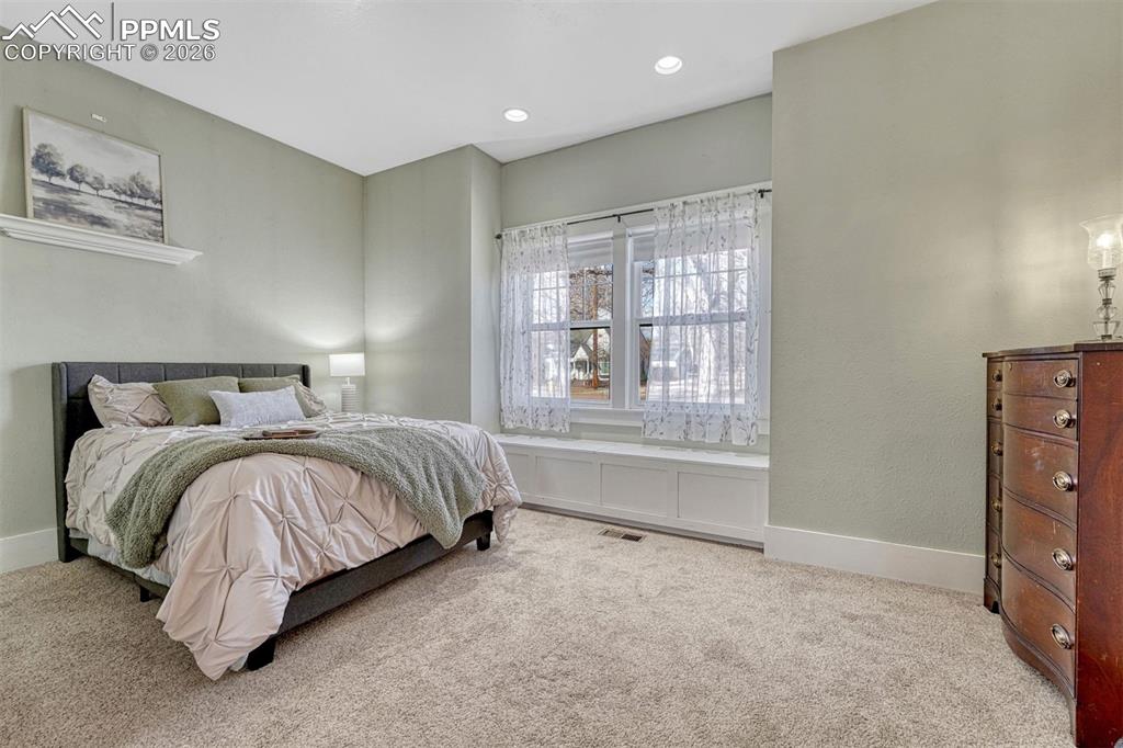 Image 17 of 46: Bedroom