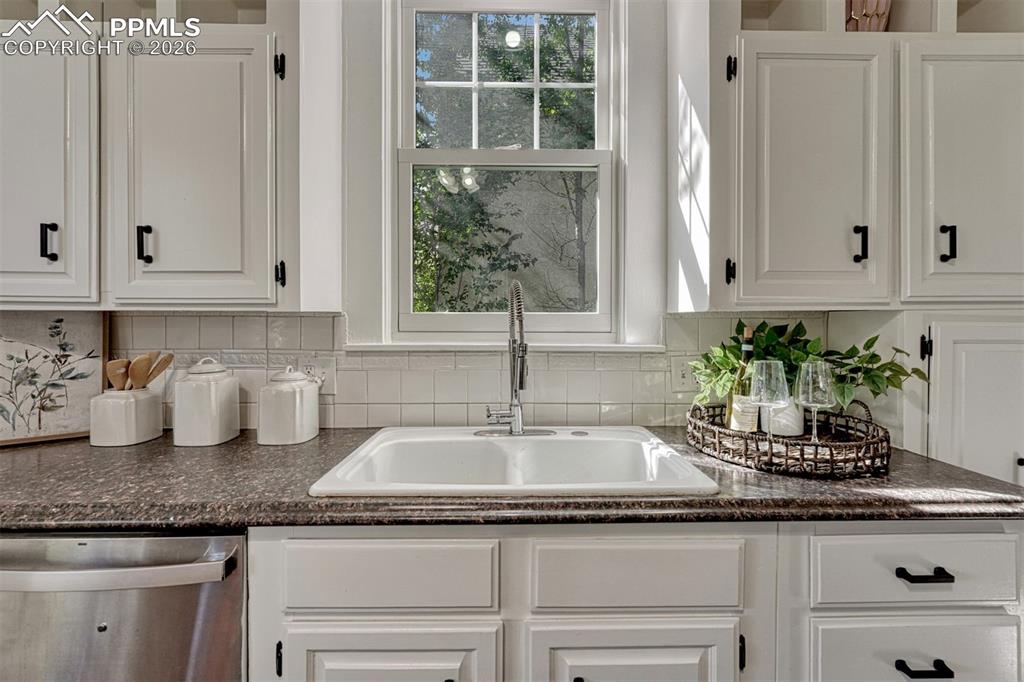 Image 21 of 46: Kitchen