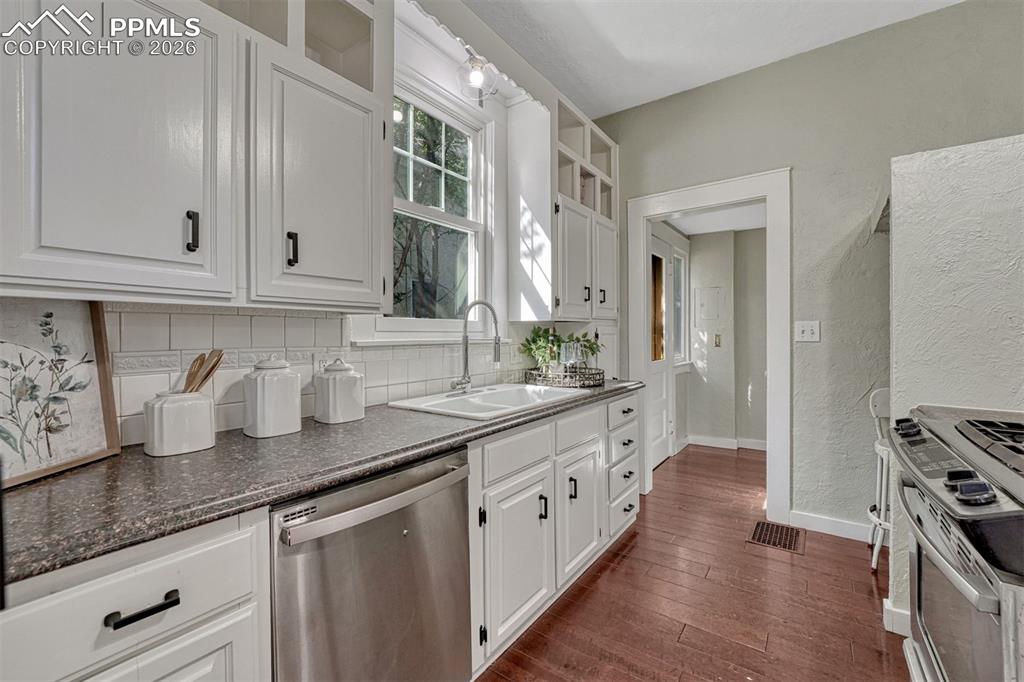 Image 22 of 46: Kitchen