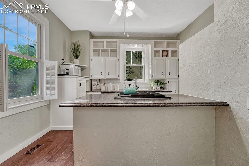 Image 24 of 46: Kitchen