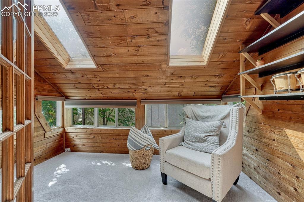 Image 28 of 46: Sitting Room