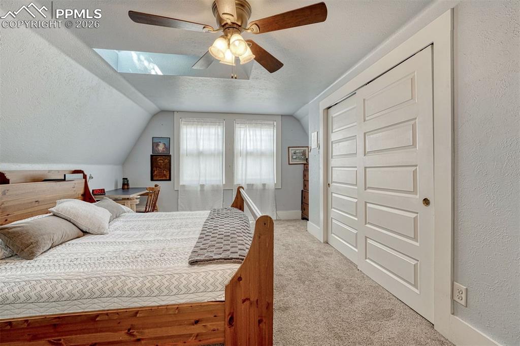 Image 29 of 46: Bedroom