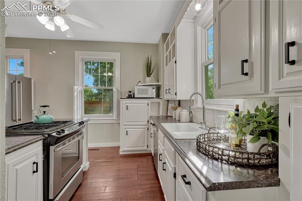 Image 3 of 46: Kitchen