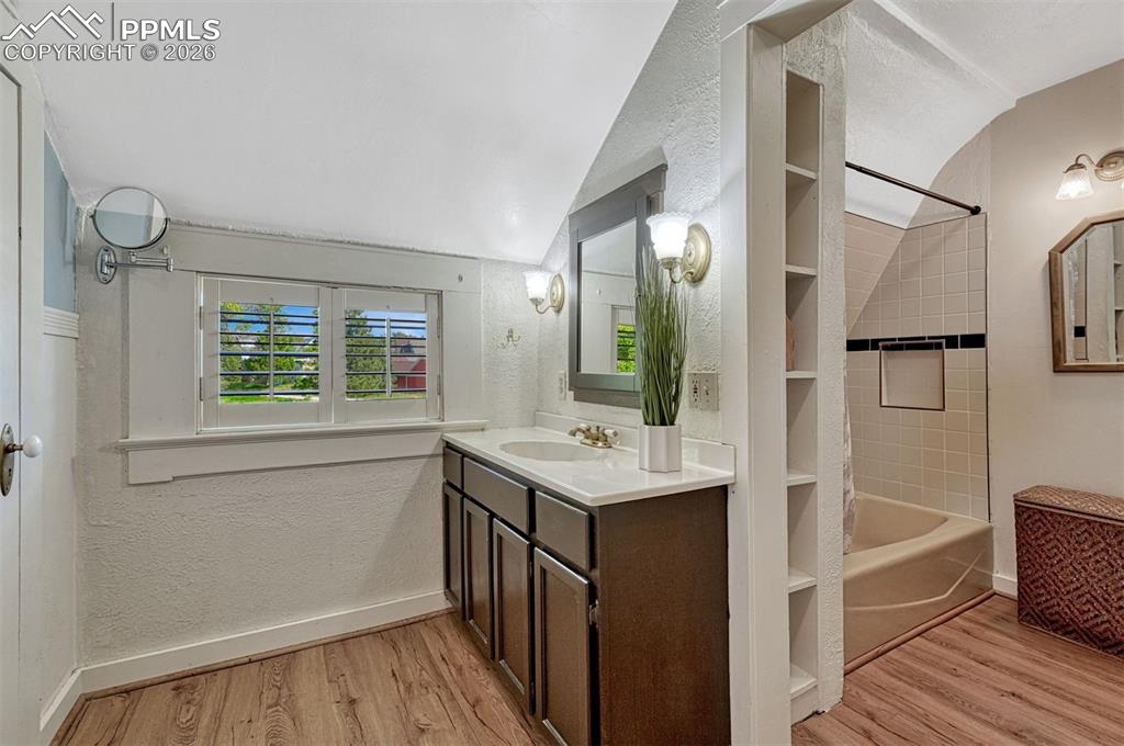 Image 32 of 46: Bathroom