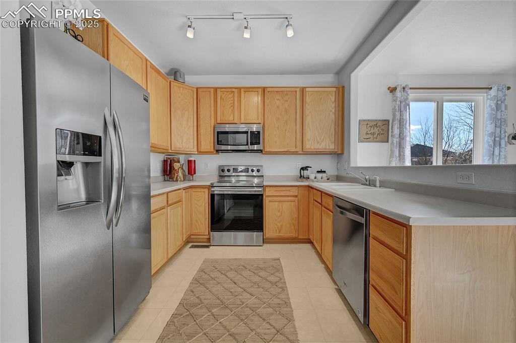 Image 15 of 43: Kitchen