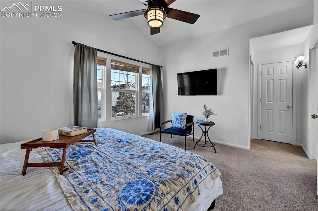 Image 23 of 43: Bedroom