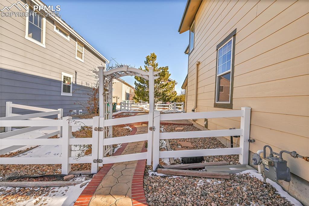 Image 35 of 43: Deck