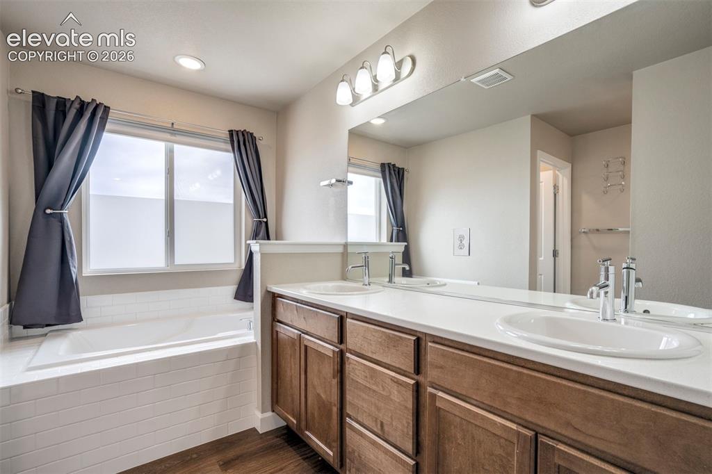 Image 15 of 32: Bathroom