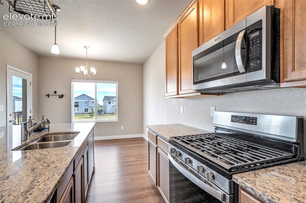 Image 6 of 32: Kitchen