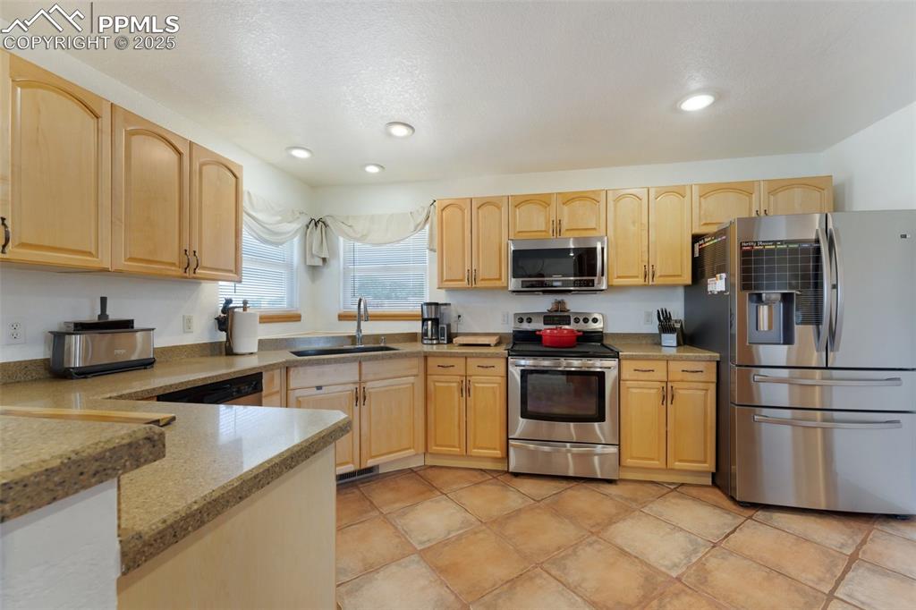 Image 12 of 44: Kitchen