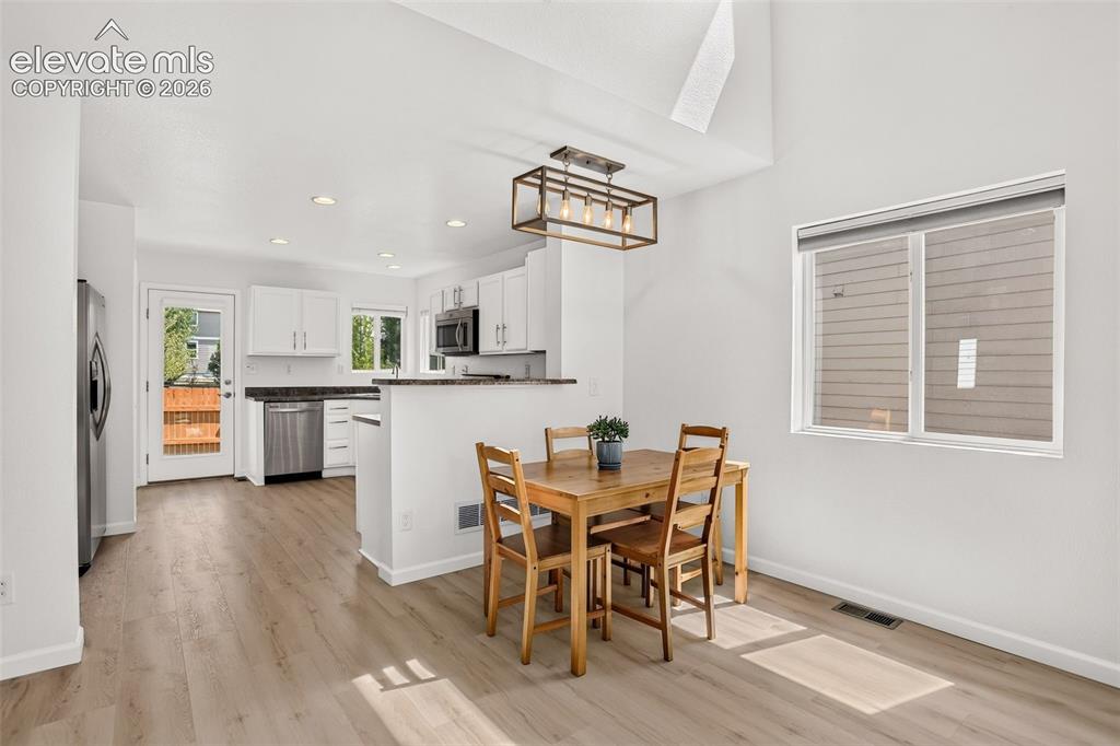 Image 18 of 40: Dining Area