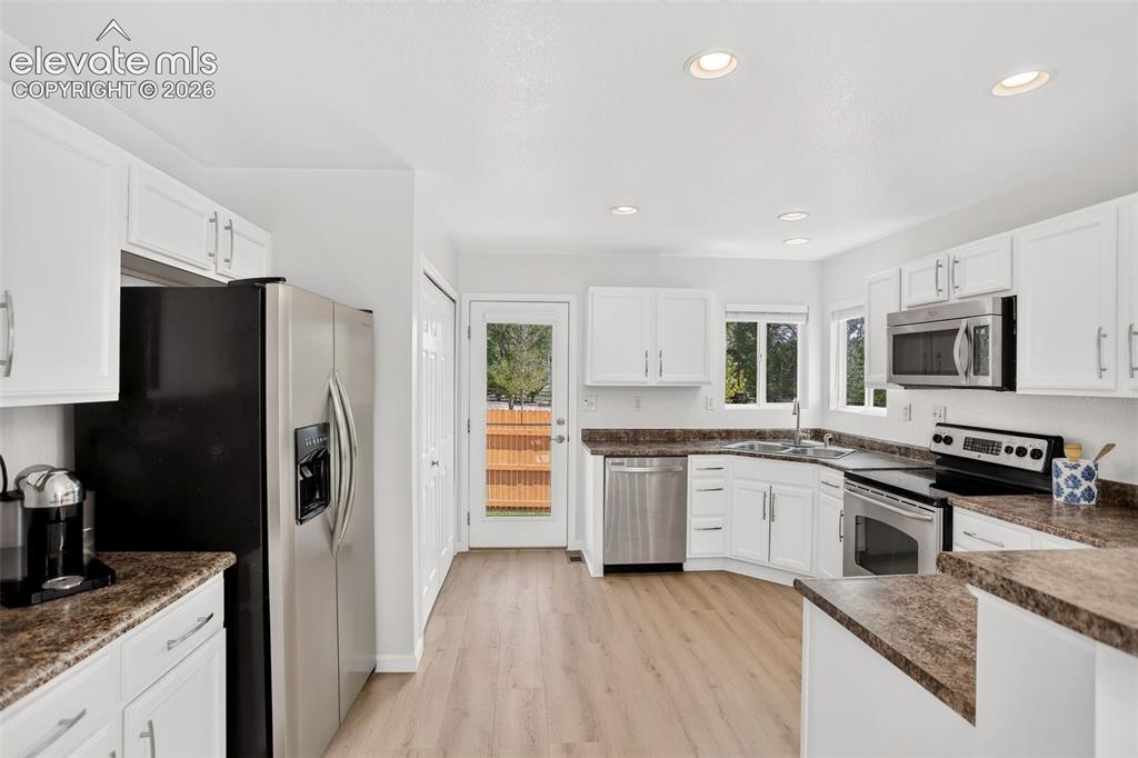 Image 20 of 40: Kitchen