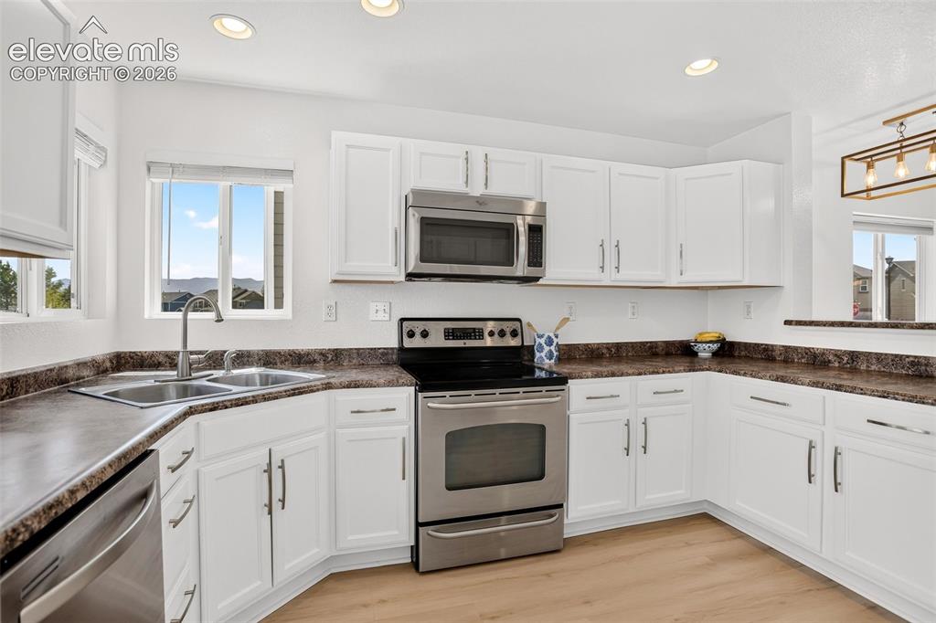 Image 21 of 40: Kitchen