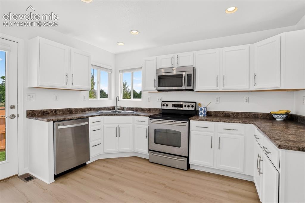 Image 22 of 40: Kitchen