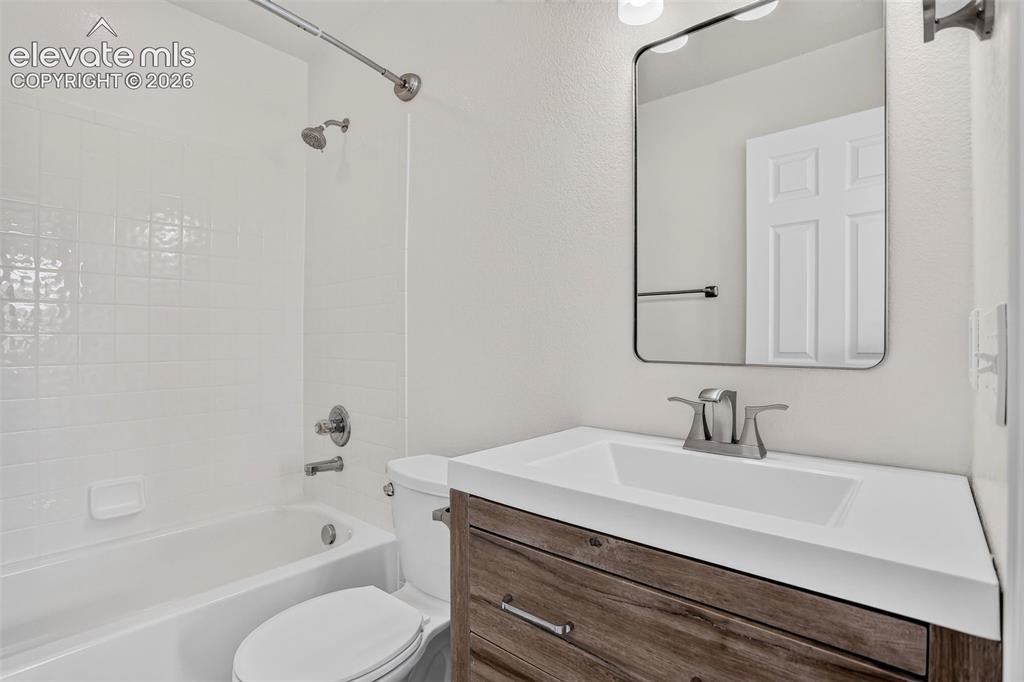 Image 37 of 40: Bathroom