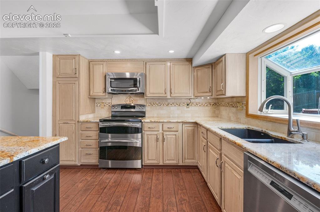 Image 18 of 45: Kitchen
