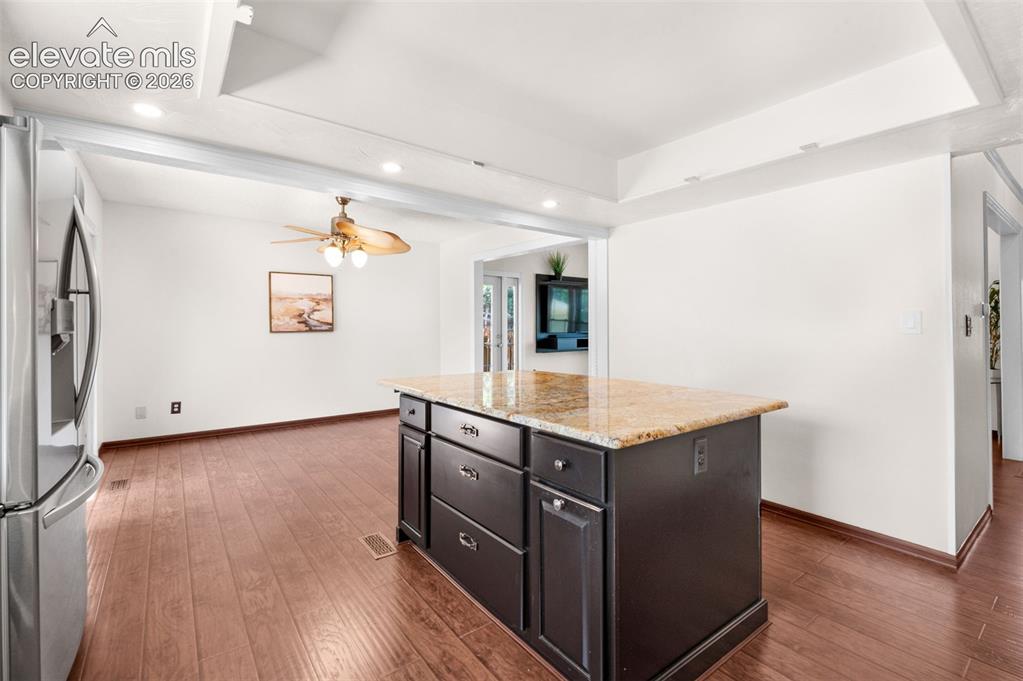 Image 19 of 45: Kitchen