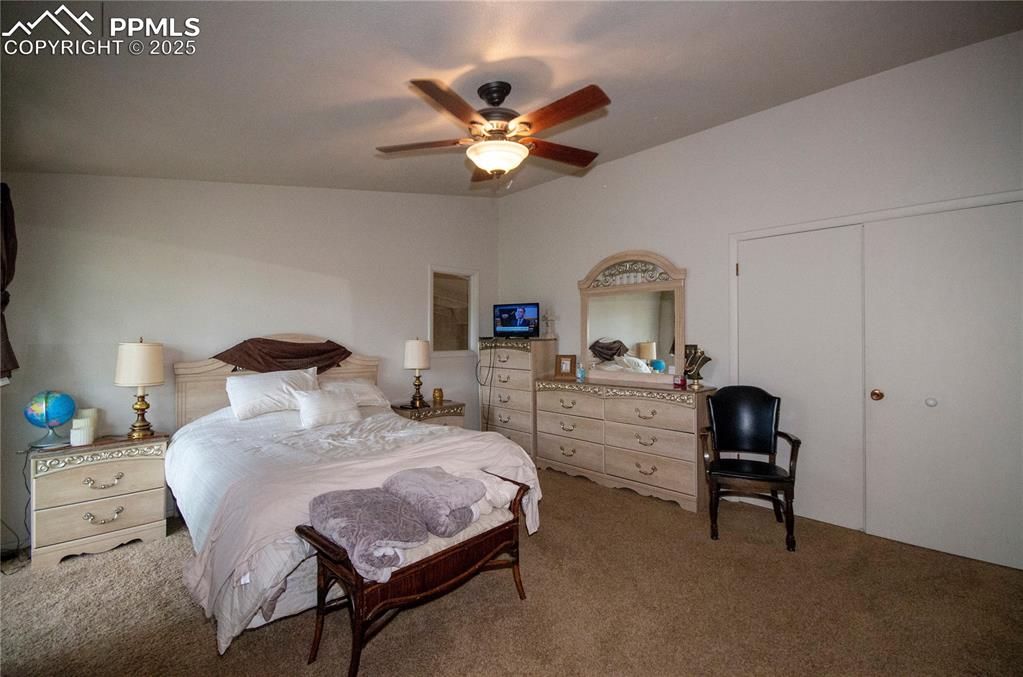 Image 17 of 36: Bedroom