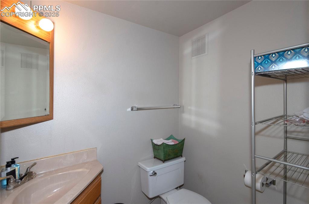 Image 26 of 36: Bathroom
