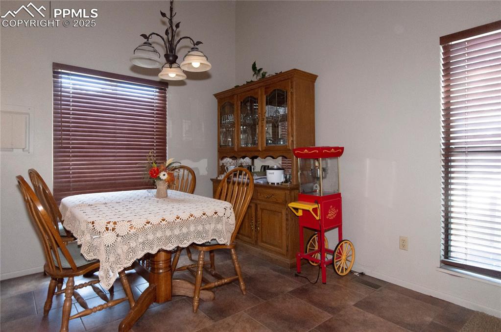 Image 9 of 36: Dining Area