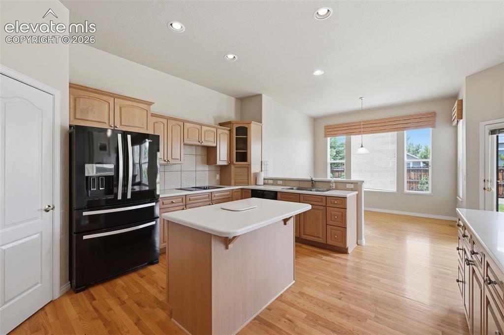 Image 18 of 50: Kitchen