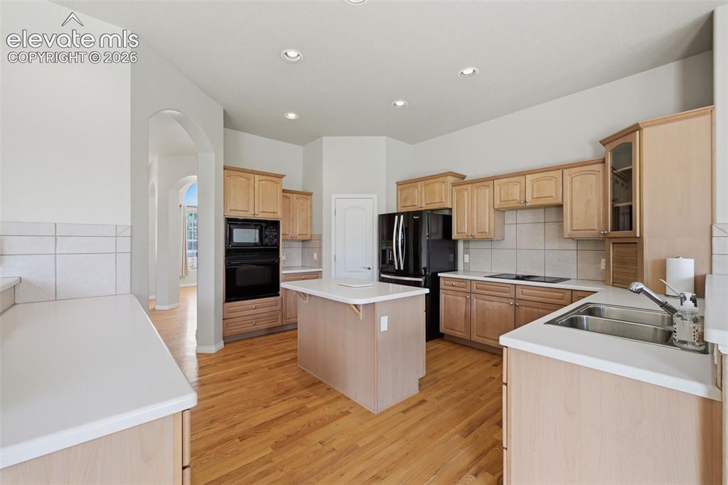 Image 19 of 50: Kitchen